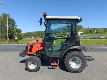 Kleintraktor TAFE 6028 M mit Schaltgetriebe und Kabine